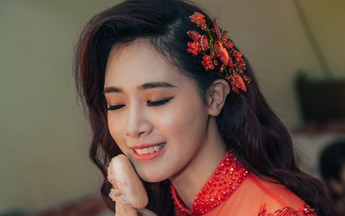 Á khôi Hà Mjn đẹp rạng ngời ngày ăn hỏi, đón dâu