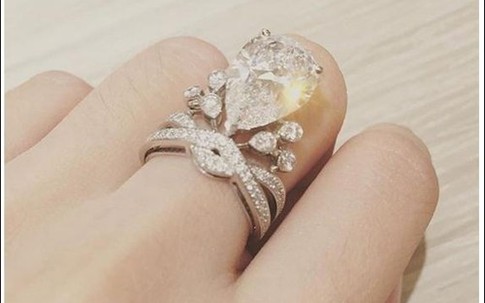 Angelababy ngượng ngùng khoe nhẫn cưới 20 tỷ đồng