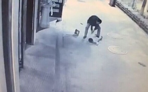 Người đi đường làm ngơ trước bé 2 tuổi bị đánh nứt sọ