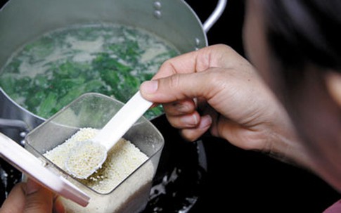 Có nên dùng bột nêm thay muối?