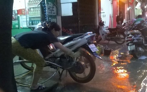Ngày nắng, cửa hàng rửa xe thu bạc triệu