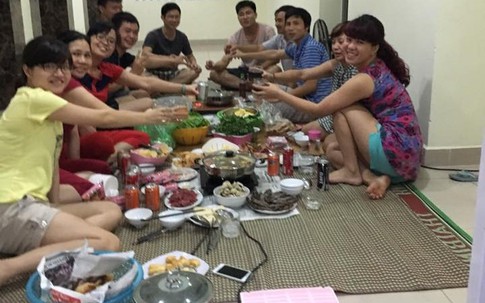 Độc nhất vô nhị bữa tiệc 20/10 tại hành lang chung cư