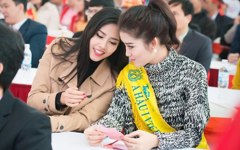 Huyền My thân thiết với Nguyễn Thị Loan