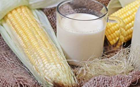 Cách đơn giản làm sữa ngô nóng hổi cho ngày lạnh giá