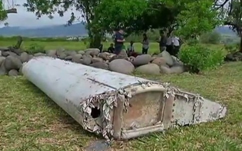 Ảnh cận cảnh mảnh vỡ được nghi là của MH370 mất tích