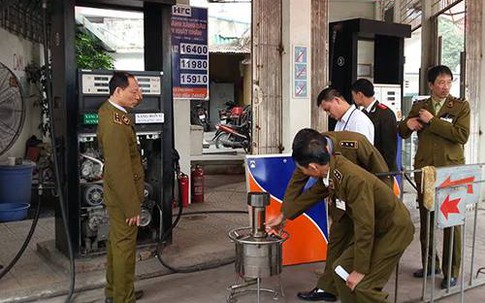 Hai cây xăng ở Hà Nội gian lận bằng điều khiển từ xa