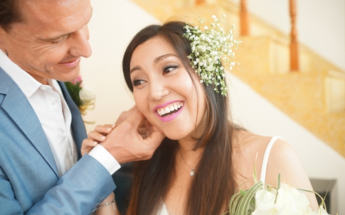 Hồ Bích Ngọc rạng rỡ trong lễ vu quy với chồng Tây