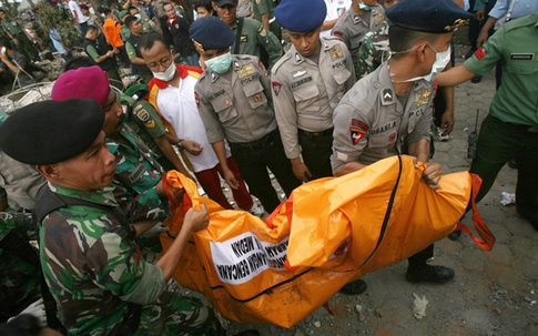 Nhà cửa, xe hơi tan nát trong tai nạn máy bay Indonesia