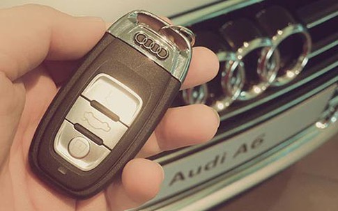 Thúy Hạnh được chồng tặng xe Audi nhân 9 năm ngày cưới