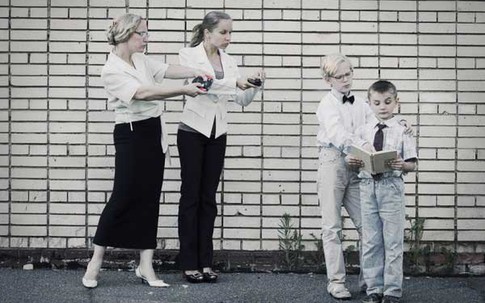 Bộ ảnh khiến các bà mẹ "thức tỉnh" về cách nuôi dạy con