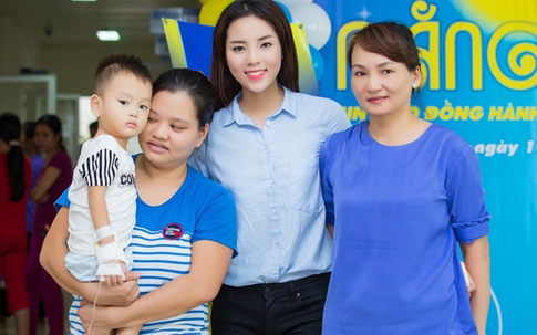 Hoa hậu Kỳ Duyên giản dị cùng mẹ đi từ thiện