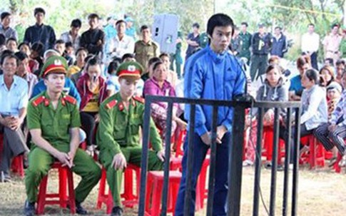 Gây án mạng sau khi nhìn vợ bạn cho con bú