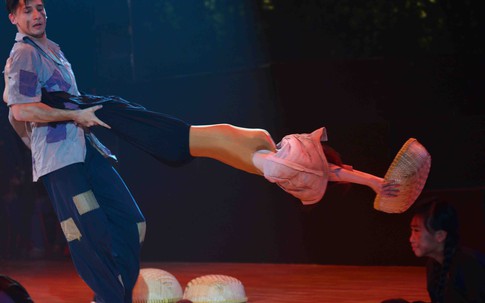 Angela Phương Trinh bay cả áo vì nhập vai chị Dậu