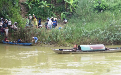 Tài xế taxi hốt hoảng khi thiếu nữ thuê xe ra giữa cầu tự tử