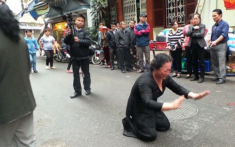 Con quỳ xin đưa quan tài mẹ vào nhà làm lễ tang: Người trong cuộc lên tiếng