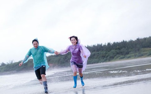 Bộ ảnh cưới độc và dị: "Ăn chơi sợ gì mưa rơi"