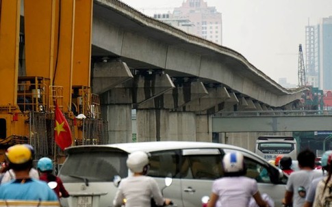 Đường sắt trên cao cong để an toàn khi chạy tàu