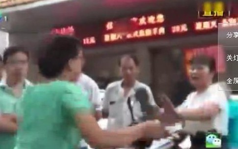 Người phụ nữ tấn công gái đẹp vì tội xinh hơn mình