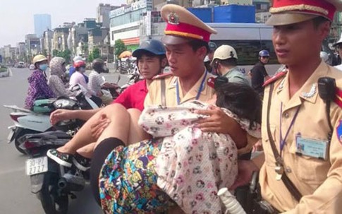 CSGT bế bà bầu gặp tai nạn, cấp tốc đưa đi viện