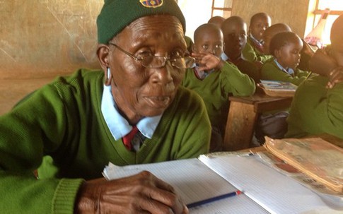 90 tuổi, cụ bà vẫn ngày ngày cắp sách đến trường cùng 6 chắt