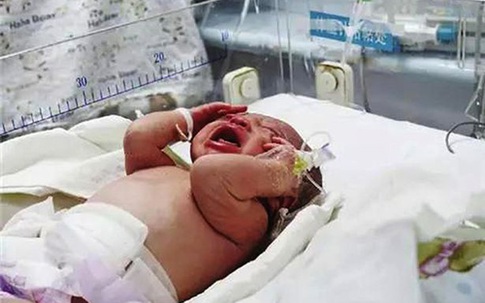 Mẹ bỏ rơi con mới sinh trong nhà vệ sinh