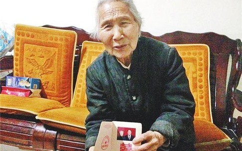 Rớt nước mắt chuyện tình cảm động vượt thời gian của cụ bà 85 tuổi