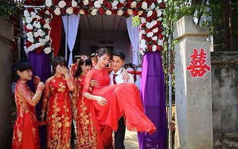 Chú rể bế cô dâu xinh gãy chân ở lễ ăn hỏi gây cảm động