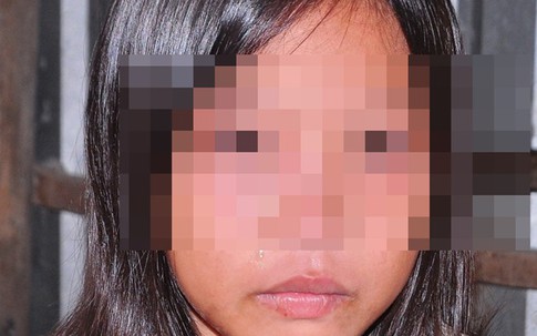 Bé gái ngủ trong chuồng gà vì bị mẹ đuổi khỏi nhà
