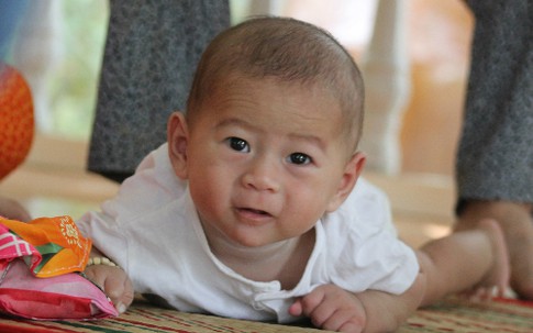Cuộc sống thiếu tình mẫu tử của bé bị xe tông văng khỏi bụng mẹ