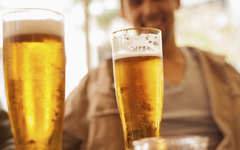 Cách uống bia giúp phái mạnh sung mãn