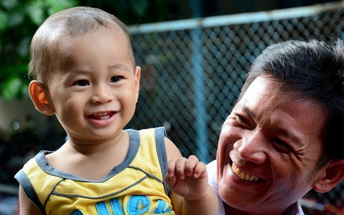 Bé văng khỏi bụng mẹ nói nhiều trong ngày thôi nôi