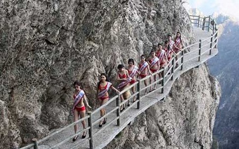 Mỹ nhân toát mồ hôi diện bikini tạo dáng trên vách núi cao 2000m