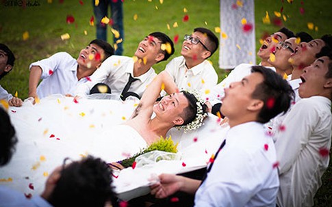 Ảnh kỷ yếu giả đám cưới hài hước "khó đỡ" của SV Nông nghiệp
