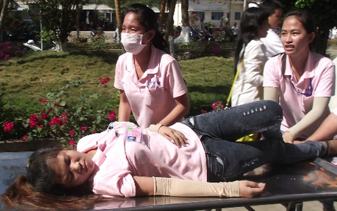 Hàng loạt người cấp cứu vì bị ngộ độc sau ăn trưa