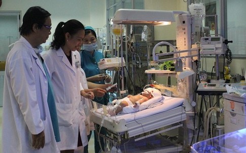 Kỳ tích cứu sống bé sơ sinh bị một ác phụ đâm xuyên đầu