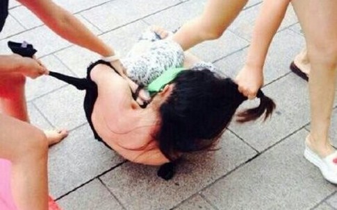 Hai phụ nữ đánh ghen dằn mặt gây náo loạn