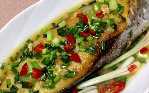 Cá thu chiên tỏi ớt cho bữa tối