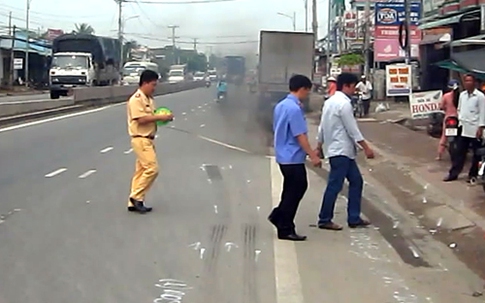 Bé trai 7 tuổi chết thảm trên đường đi học