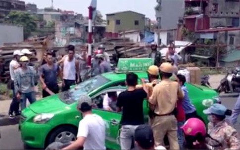 Cảnh sát giao thông truy đuổi taxi vi phạm trên phố