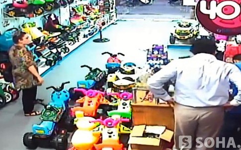 Cặp đôi Tây vào tiệm trộm 10 triệu đồng, còn boa cho nhân viên