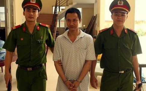 Đòi cắt cổ vợ vì tội không chịu nghe điện thoại