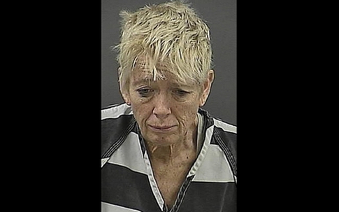 Dìm chết chó trong nhà vệ sinh để được lên máy bay