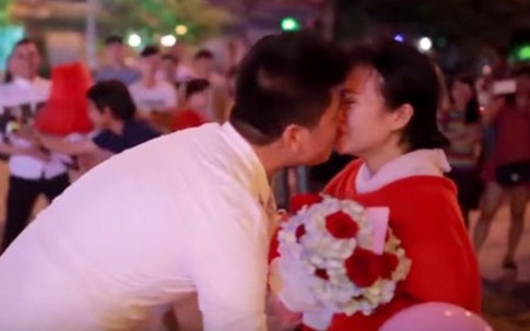 Cô gái mặc đồ thú bông, nhảy flashmob cầu hôn bạn trai