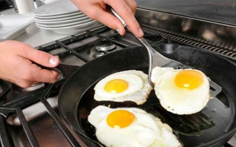 Nguy hiểm chết người khi dùng chảo chống dính sai cách