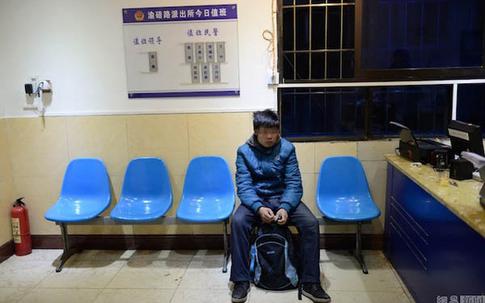 Đến ngân hàng xin tiền vì bố mẹ cắt chu cấp