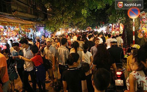Người Hà Nội tranh thủ đi chơi đêm để hưởng không khí mát lạnh