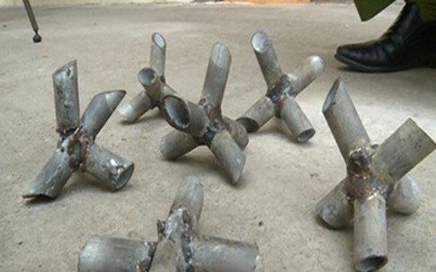Đặt chông sắt bẫy ôtô, 8 người bị bắt