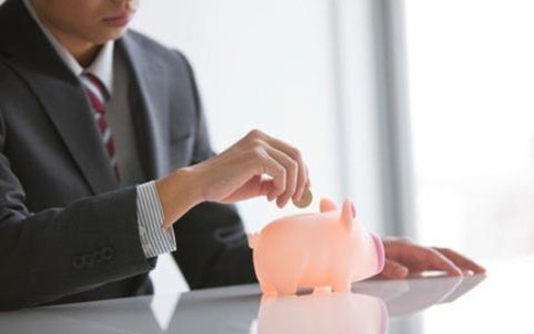 Chồng giữ bớt tiền lương làm quỹ đen