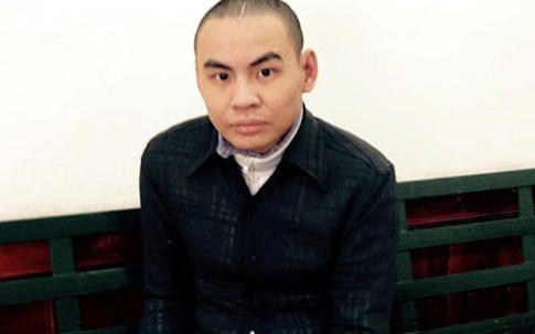 Lái taxi khóa cửa nhốt cướp trong xe