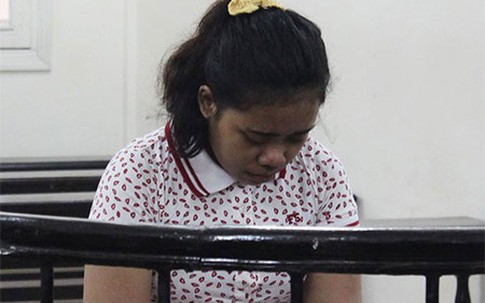 Cô gái trông trẻ giấu ma túy trong 6 quyển truyện tranh